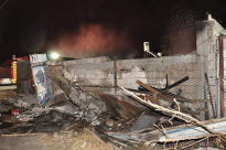   بالصور: حريق كبير يتسبب بانهيار اجزاء من مبنى في مدينة الرملة 